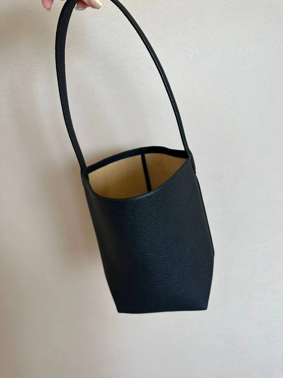 TR N/S Park Tote Bag in Black