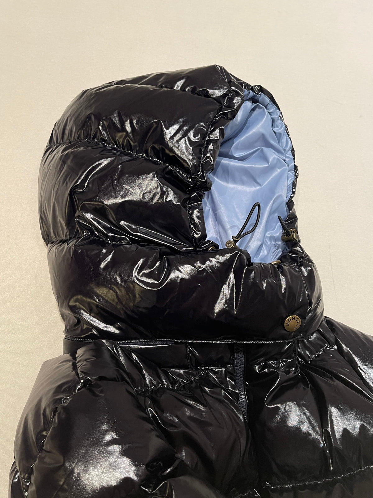 MC Niveole Short Down Jacket in Glossy Black/Blue