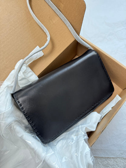 TR Nuance Leather Shoulder Bag in Black