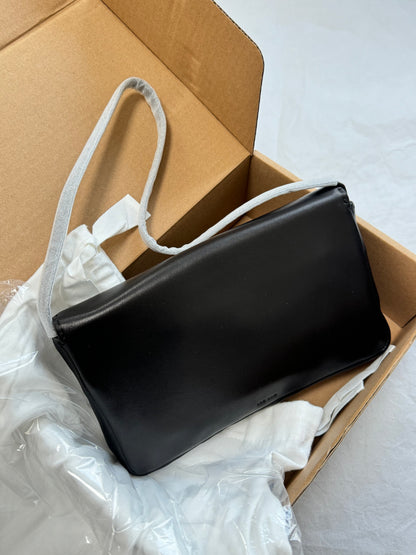 TR Nuance Leather Shoulder Bag in Black