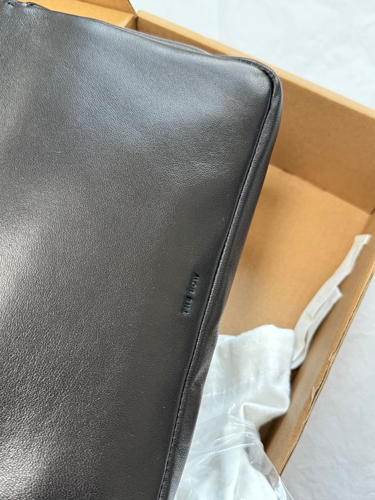 TR Nuance Leather Shoulder Bag in Black